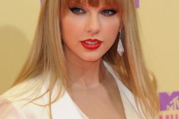Taylor Swift w kostiumie na czerwonym dywanie (FOTO)