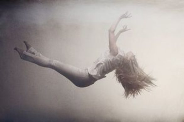 Lewitujący modele w kampanii Them Atelier