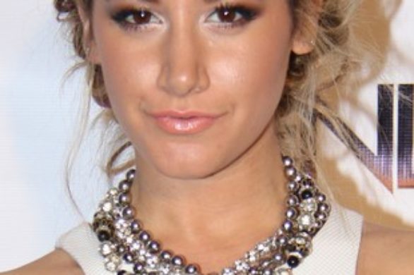 Ashley Tisdale w białym topie Bec&Bridge
