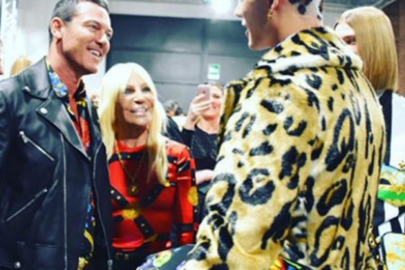 Zwierzęcy print na głowach – na taki pomysł mogła wpaść tylko Versace