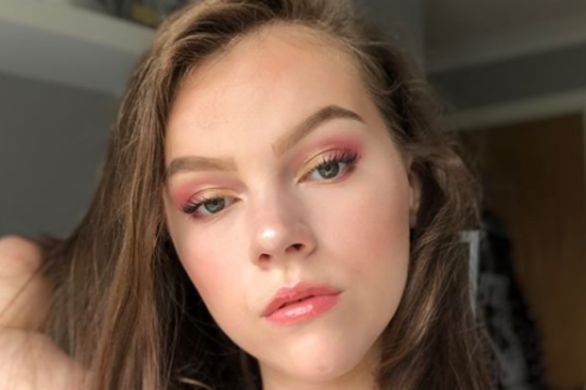 Dziewczyna po amputacji rąk robi zachwycające makijaże!
