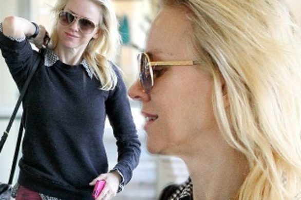 Naomi Watts w bordowych spodniach