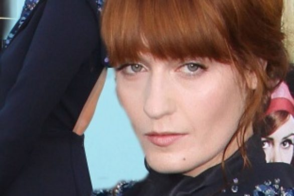 Florence Welch w granatowej sukni Miu Miu