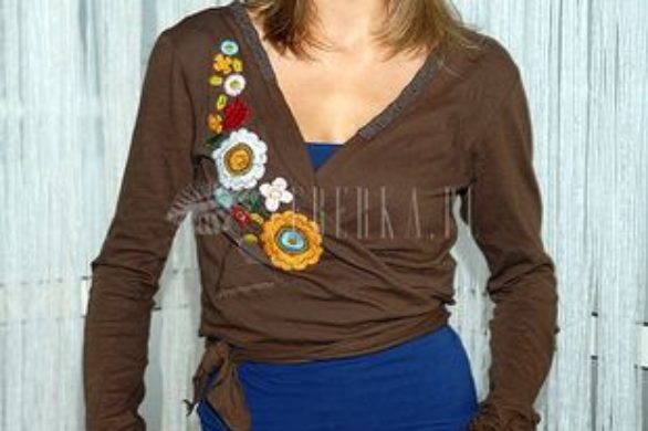 Magda Schejbal w brązie i kwiatach