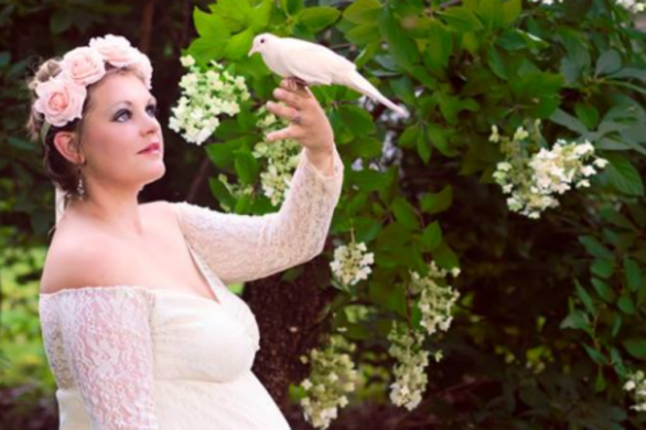 Kobieta fotografuje się z pszczołami i wężami w zaawansowanej ciąży