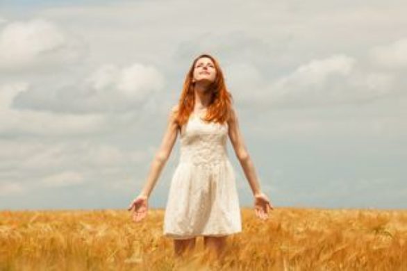 Ogniste włosy, jasne ubrania