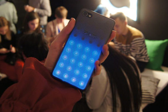 Nowy Alcatel A5 LED – telefon, który zmienia się za dotknięciem dłoni!