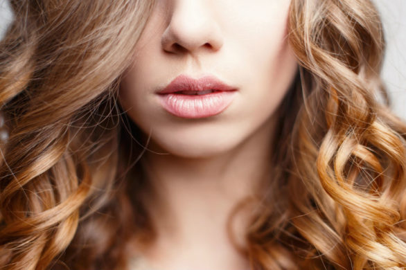 OMG! Wiedziałaś, że torebka może zniszczyć Twoje włosy? Oto proste rozwiązanie!