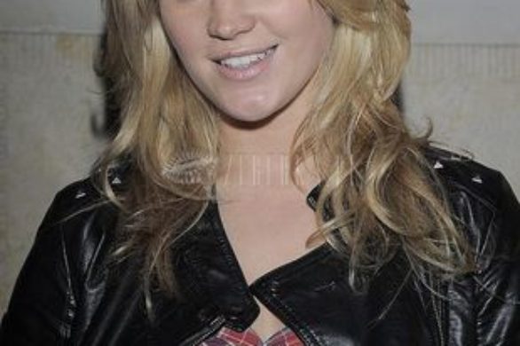 Zosia Ślotała w koszuli w kratę i włochatych butach