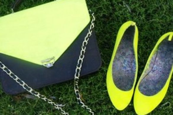 Zrób to sama: neonowe buty i torebka