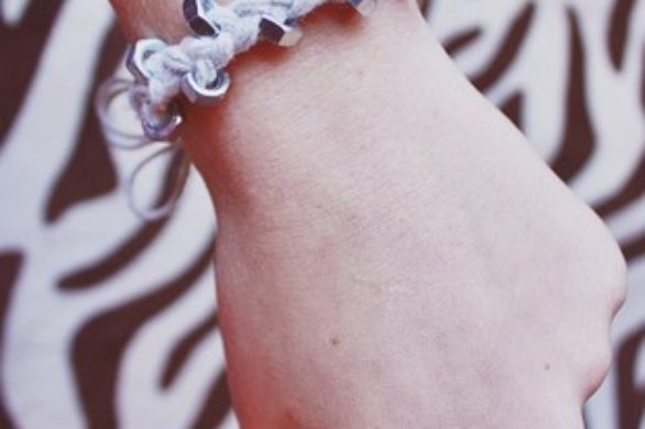 Zrób to sama: bransoletka z nakrętek