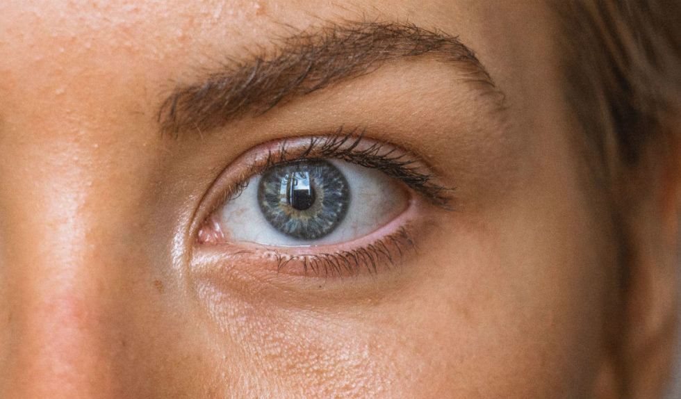 Microblading idzie w odstawkę. Teraz stylizujemy brwi w ten sposób