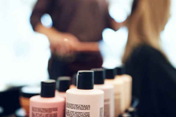 Fryzjerka daje kobietom coś więcej niż nowy wygląd. Jej klientkami są bezdomne