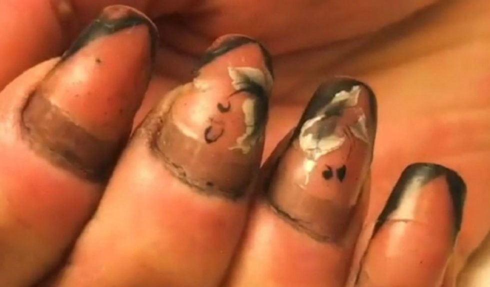 Przyszła do salonu z brudnymi szponami. Teraz ma manicure, którego pozazdrościsz Przyszła do salonu z brudnymi szponami. Teraz ma manicure, którego pozazdrościsz
