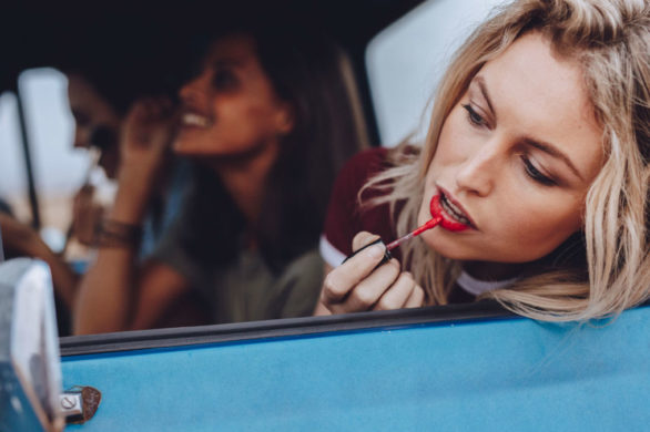 Skutkiem beauty trendu może być utrata wzroku! Przekonała się o tym ta blogerka