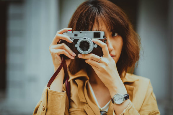 Jak pozować, by wyglądać szczuplej na zdjęciach?