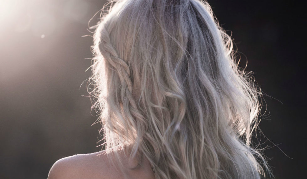 3 absolutnie genialne sztuczki, które przedłużą świeżość włosów