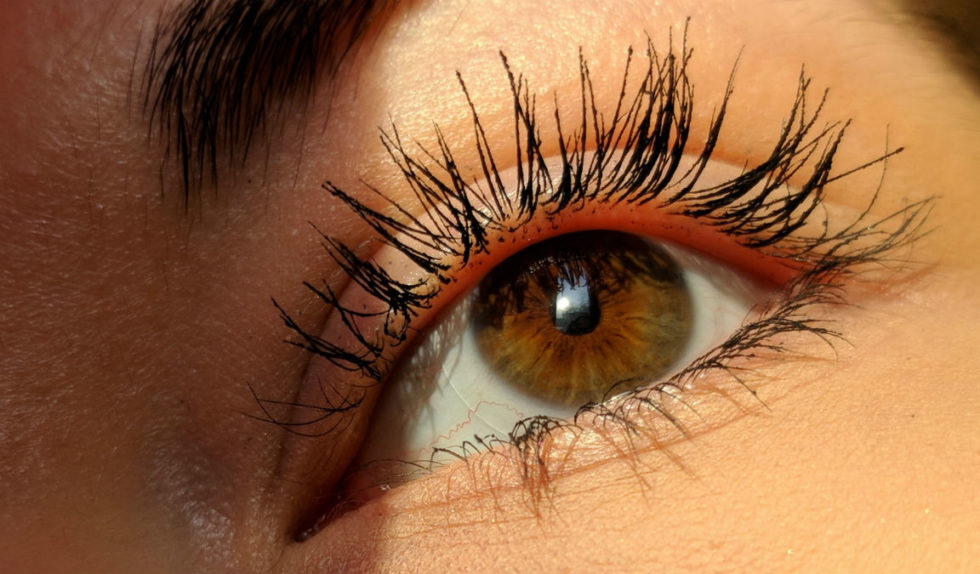 Czarny eyeliner to przeszłość! Teraz malujemy oczy w ten sposób Czarny eyeliner to przeszłość! Teraz malujemy oczy w ten sposób