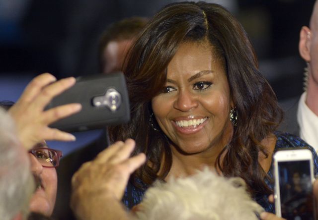 Kiedy była Pierwszą Damą unikała takich fryzur. Michelle Obama w ombre curls Kiedy była Pierwszą Damą unikała takich fryzur. Michelle Obama w ombre curls