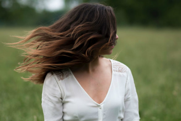 7 łatwych sposobów na kręcenie włosów bez użycia ciepła