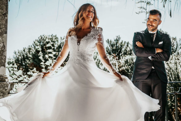 Romantyczne pozy to przeszłość. Fotografia ślubna ma nowy, dziwny trend