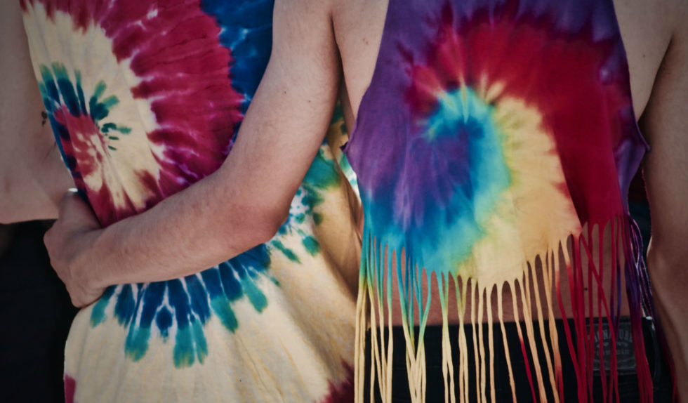 Tie-dye – trend, który zawładnął makijażem Tie-dye – trend, który zawładnął makijażem