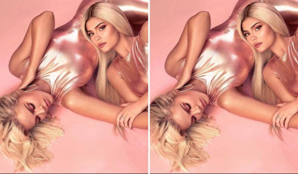 Kylie Jenner i Khloe Kardashian. Robią makijaż pod wpływem alkoholu Kylie Jenner i Khloe Kardashian. Robią makijaż pod wpływem alkoholu
