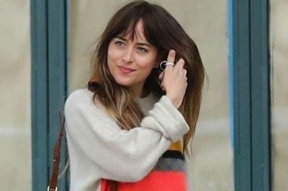 Dakota Johnson w białej sukience boho