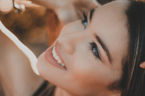 Malowanie oczu eyelinerem – genialny sposób na opadające powieki