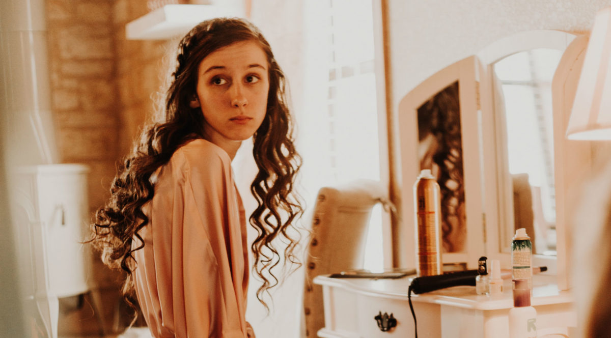 Farbuje włosy w dziwaczny sposób. Efekt udowadnia, że to jednak działa