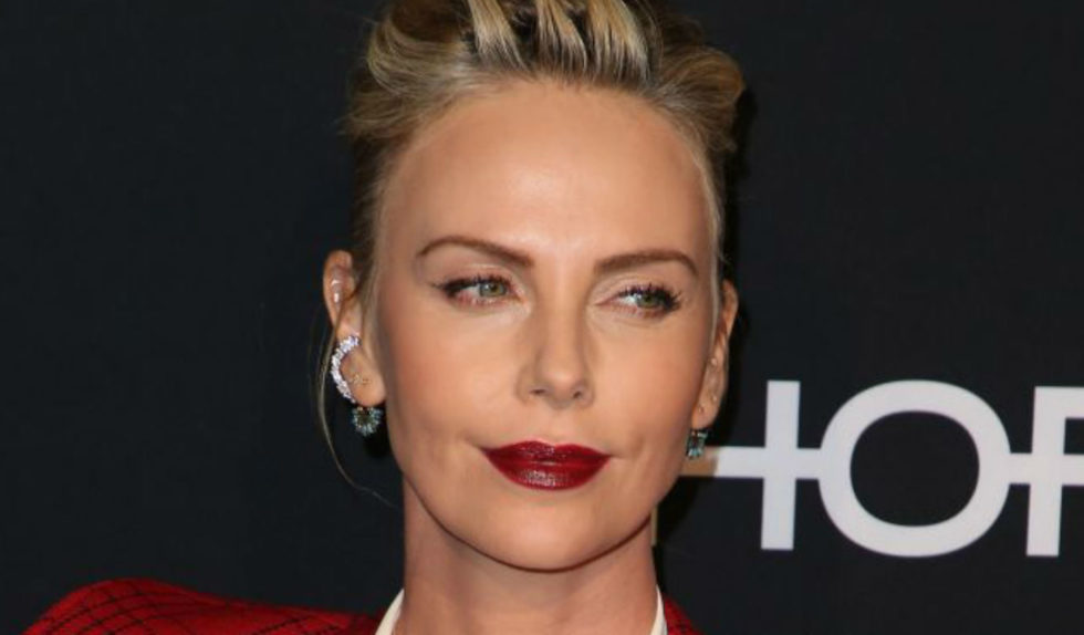 Wielka metamorfoza Charlize Theron. Wybrała bardzo krótkie cięcie Wielka metamorfoza Charlize Theron. Wybrała bardzo krótkie cięcie