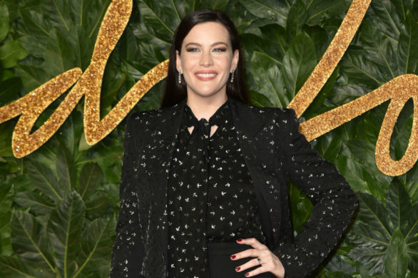 Liv Tyler przywraca do mody fryzurę z lat 70.