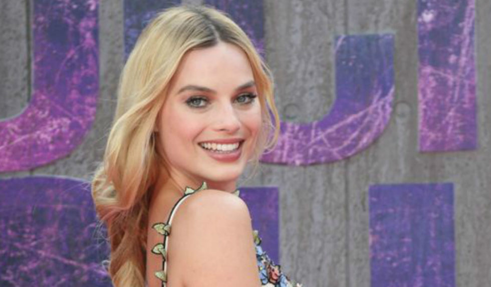 W tym kolorze włosów Margot Robbie zupełnie nie przypomina siebie. Totalna odmiana W tym kolorze włosów Margot Robbie zupełnie nie przypomina siebie. Totalna odmiana