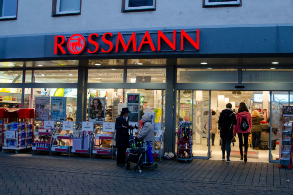 Rossmann rozdaje kosmetyki za 1 grosz. Ruszyła wielka promocja na kosmetyki do makijażu!
