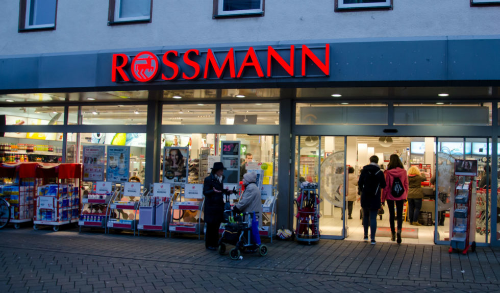 Rossmann rozdaje kosmetyki za 1 grosz. Ruszyła wielka promocja na kosmetyki do makijażu! Rossmann rozdaje kosmetyki za 1 grosz. Ruszyła wielka promocja na kosmetyki do makijażu!