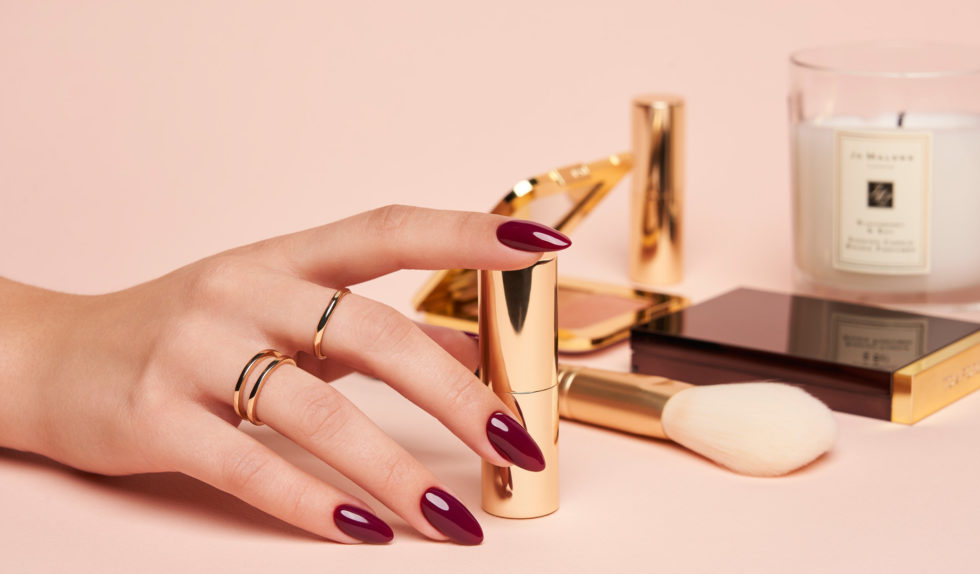 Manicure idealnie dopasowany do makijażu. Oto kilka jesiennych inspiracji Manicure idealnie dopasowany do makijażu. Oto kilka jesiennych inspiracji