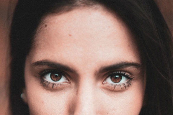 Makijażowy trik, dzięki któremu Twój kosmetyk do brwi nie wyschnie