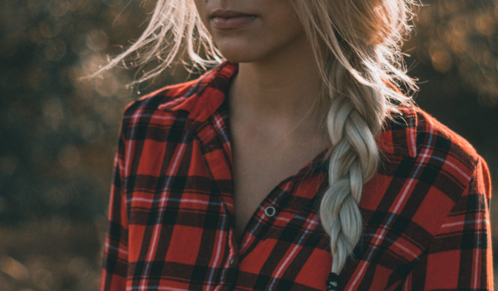 Flanelowa koszula znów w modzie. Zobacz w jaki sposób ją stylizować Flanelowa koszula znów w modzie. Zobacz w jaki sposób ją stylizować