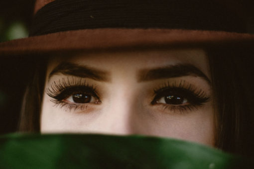 Co zrobić, aby przedłużane rzęsy trzymały się dłużej? Porada eksperta