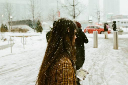Trzy piękne fryzury na zimę. Zrobisz je w 5 minut!