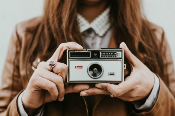 Jak lepiej wychodzić na zdjęciach? Z tych trików korzystają influencerki