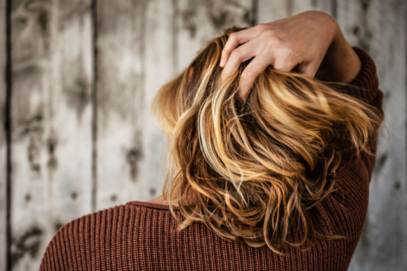 Cieniowane włosy powracają. Modzie uległa już Chrissy Teigen