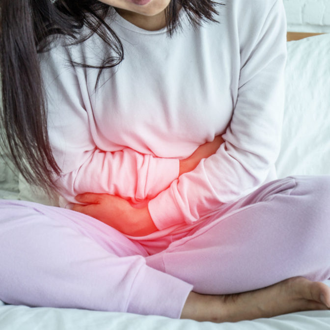 Kobieta ugina się z bólu miesiączkowego