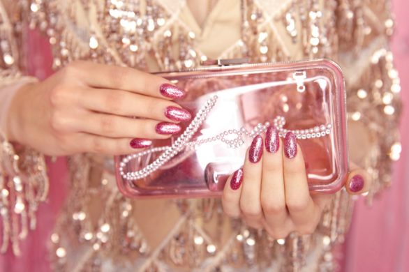 Najgorętszy trend w sylwestrowym manicure? Biżuteryjny blask na paznokciach!