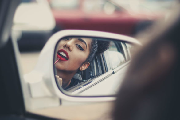 Chcesz wyszczuplić twarz? Nałóż bronzer na… uszy