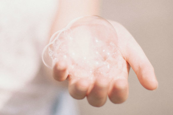 Kto powiedział, że naturalne szampony są nieskuteczne? Ten wegański szampon do włosów z kofeiną obala ten mit [recenzja]