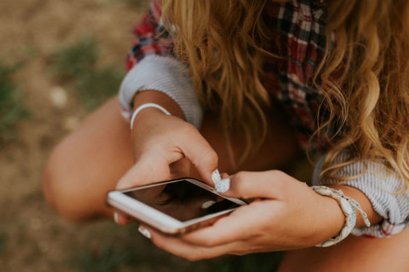 Wypryski na twarzy nie chcą zniknąć? Winny jest Twój smartfon