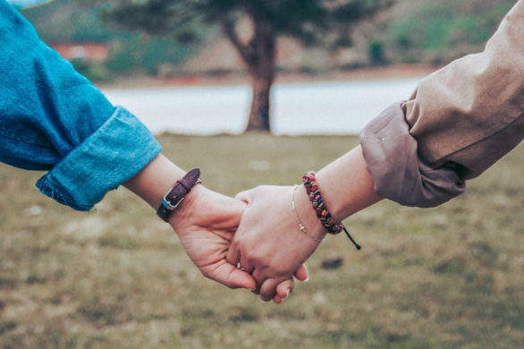 Zatrważające wyniki badań. Polacy wolą trzymać w ręce telefon niż dłoń ukochanej osoby