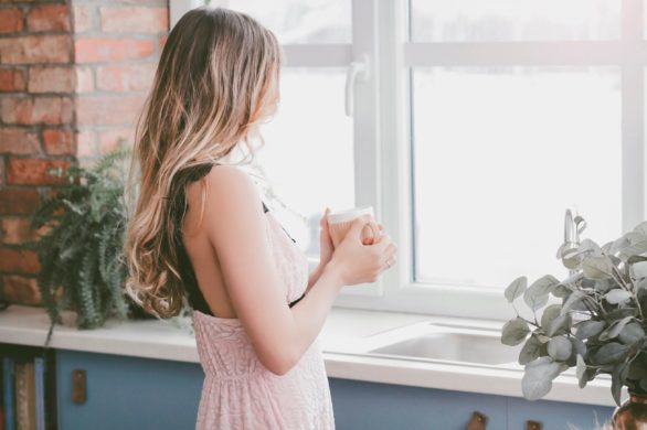 Budzisz się z wypryskami na twarzy? Oto błędy, które popełniasz