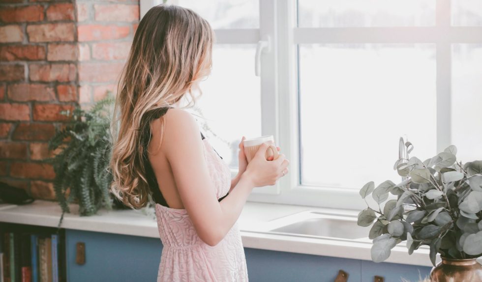 Budzisz się z wypryskami na twarzy? Oto błędy, które popełniasz